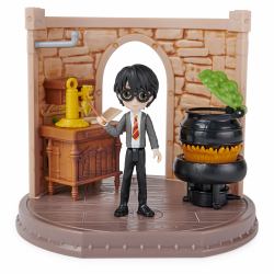 Wizarding World HARRY POTTER - PLAYSET COURS DE POTION - Coffret Univers Magique Cours De Potion Avec 1 Figurine Articulée Harry Potter et Accessoires - 6061847 - Jouet Enfant 5 ans et + 