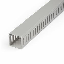 StarTech.com Chemin de Câbles PVC avec Couvercle - 50mm W x 50mm H - Longueur 2m - Slots Parallels 8mm, Goulotte Cache Câble Murale Câble Réseau PVC, max. 20 câbles, Homologué UL 