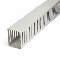StarTech.com Chemin de Câbles PVC avec Couvercle - 75mm W x 100mm H - Longueur 2m - Slots Parallels 8mm, Goulotte Cache Câble Murale Câble Réseau PVC, max. 20 câbles, Homologué UL 